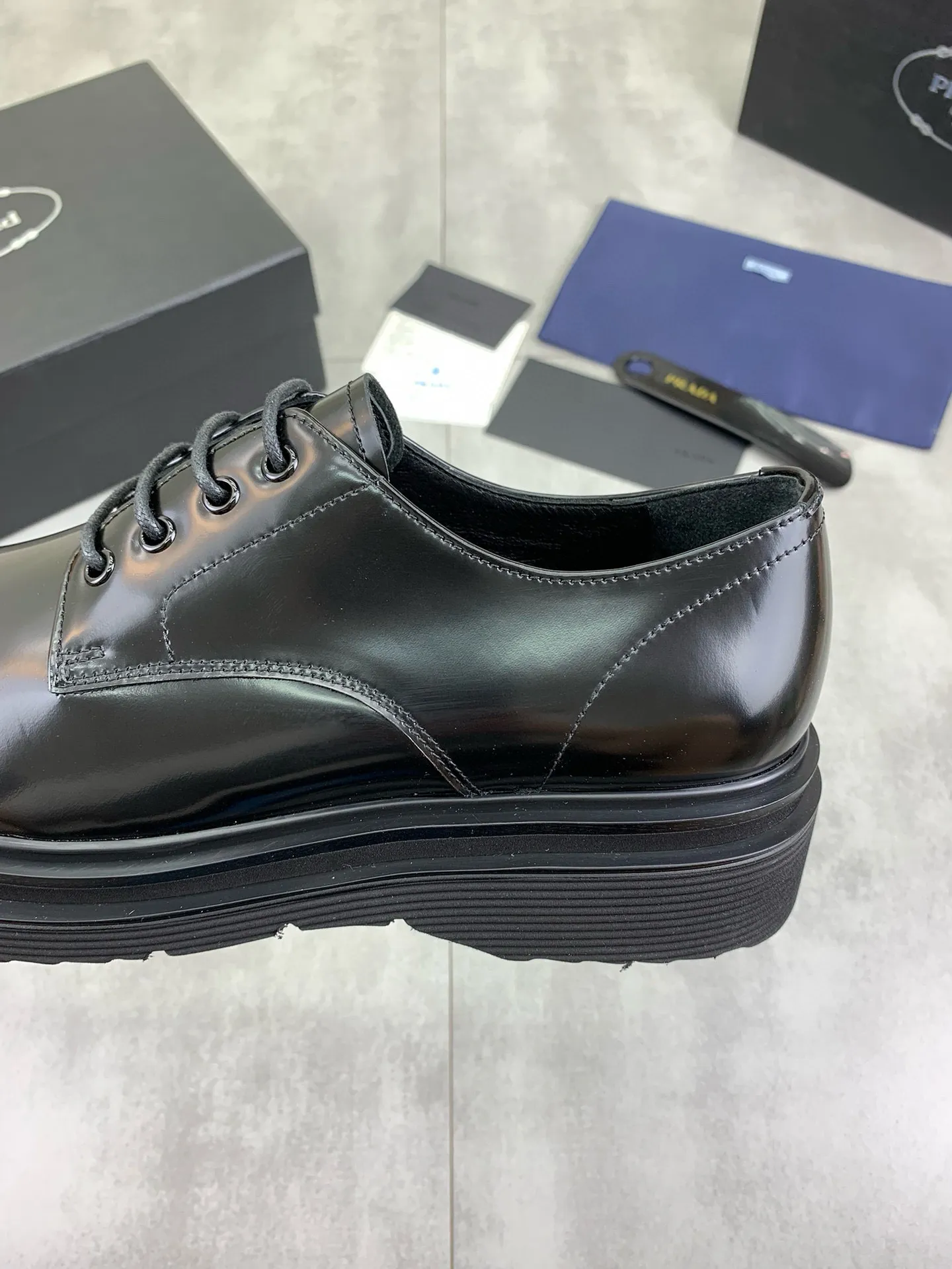 Factory price P880 💰Original quality, top version🔱 ＰＲＡＤＡPrada. Men's business casual leather shoes, top quality products. 1:1 shipment⬆️Luxurious and noble👞All imported original brand fabrics, just to create a more comfortable wearing experience. Upper: Original comfortable open edge bead-rubbed calf leather➕Top imported water-dyed full cow lining, original lightweight and comfortable TPU foam combination bottom✔️Code number: 39-44 (38.45 can be customized)